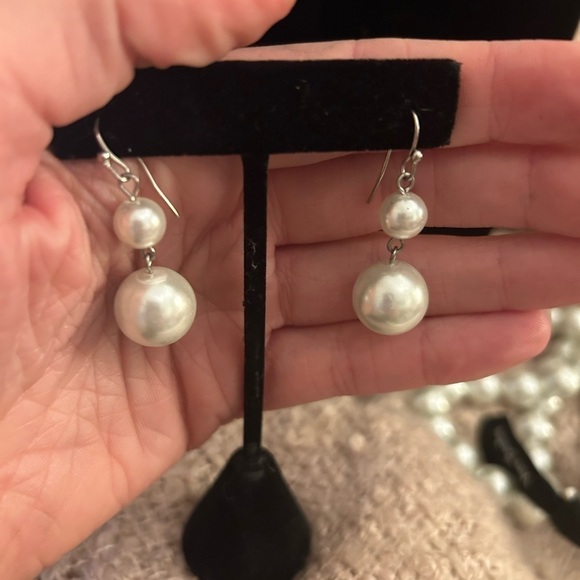 Pearl necklace and earrings set - Picture 10 of 12